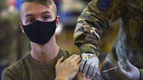 Pentágono ordena a todas sus tropas vacunarse contra COVID