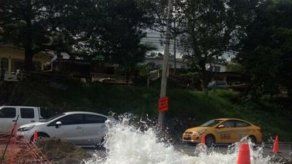 Rotura de tubería en Los Andes impide el tránsito vehicular por el área