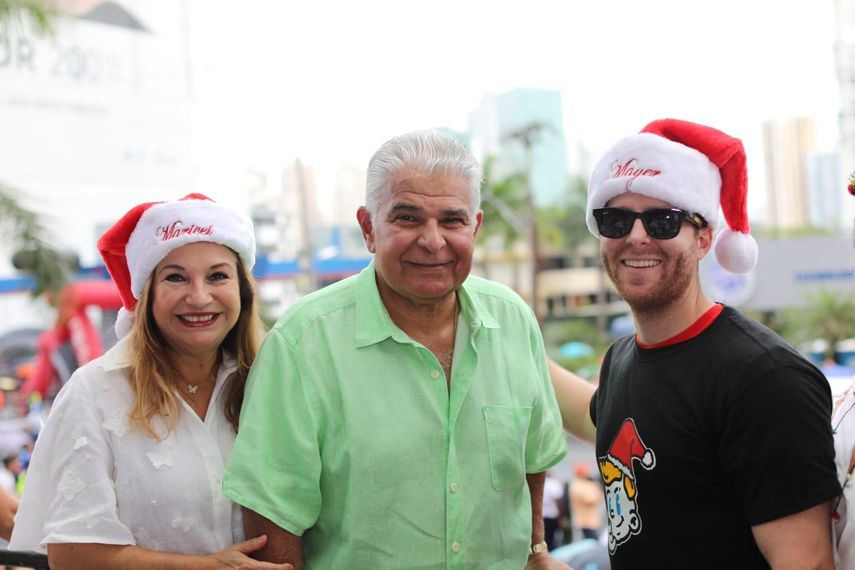 Presidente Mulino y la primera dama Maricel de Mulino asisten al desfile de Navidad en Calle 50