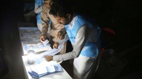 Los afganos eligen presidente en unas elecciones bajo amenaza