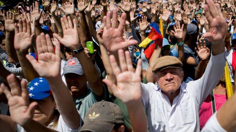 Venezolanos pedirán a presidente de Panamá invocar Carta Democrática de OEA