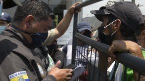 Familiares de 118 presos asesinados en Ecuador ruegan por información ante la morgue