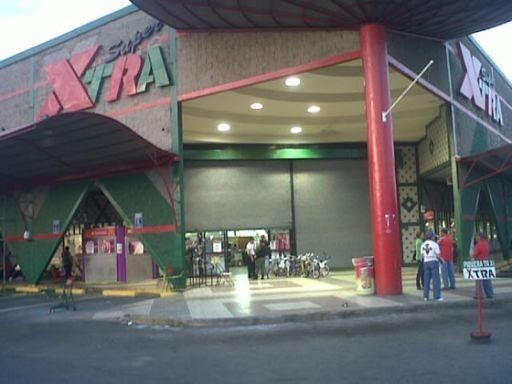 Se registra robo en el Super Xtra de Los Pueblos