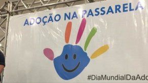 Niños en espera de adopción desfilaron en una polémica pasarela en Brasil
