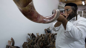 Persona tocando el Shofar