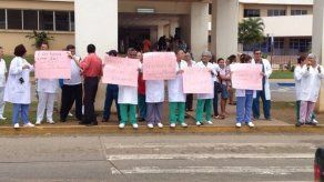 Funcionarios exigen el pago de turno extra en el Nicolás Solano