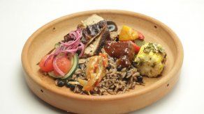 Lechón empalado con las fulas siempre regresan - Grupo Gris