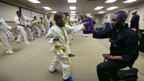 Artes marciales ayudan a niños a patear cáncer en Michigan