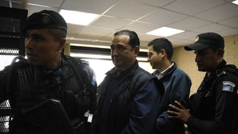 Familiares de presidente guatemalteco acusados de fraude salen de prisión