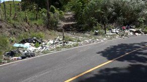 La basura invade la vía hacia Playa Leona