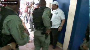Enfrentamientos entre policías y simpatizantes PRD por organización del acto del Día de las Madres