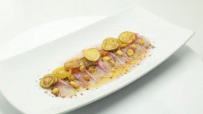 Tiradito de pescado con salsa de ají amarillo picante - Luis y Jovana
