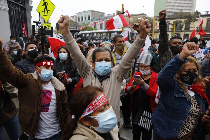 Perú: se acorta distancia entre candidatos en balotaje
