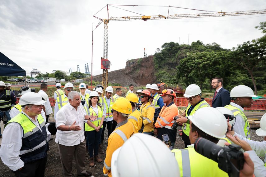 Presidente Mulino y autoridades durante su visita al proyecto Cuarto Puente sobre el Canal.