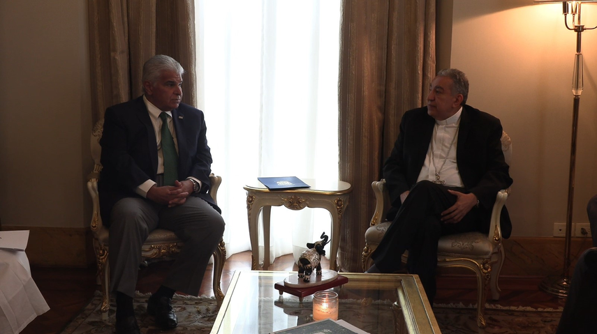 Monseñor Ulloa junto al presidente Mulino