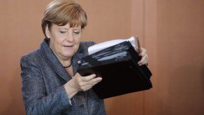 Alemania archiva investigación sobre presuntas escuchas estadounidenses al móvil de Merkel