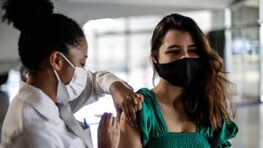 Una joven es vacunada contra la covid-19 en Río de Janeiro.