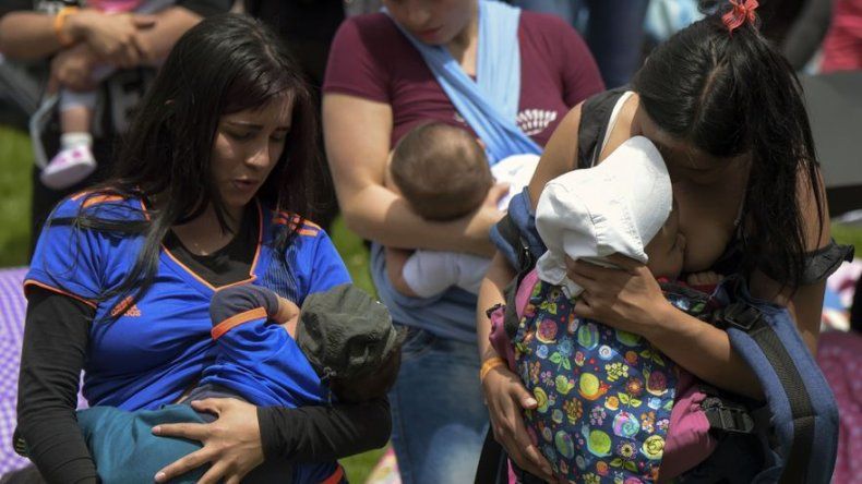 Unas 2.000 mujeres amamantan simultáneamente en Bogotá