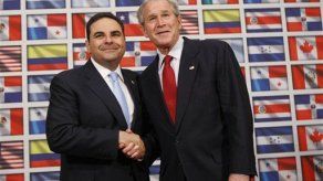 Bush amplía protección migratoria para salvadoreños en EU
