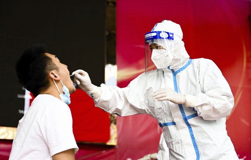 China ordena pruebas masivas en Wuhan por brote de COVID-19