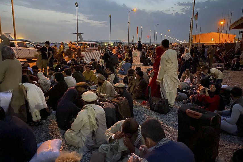 Muchas de las familias que llegan al aeropuerto de Kabul lo hacen después de ser convocadas por las embajadas de los países que los van a acoger.