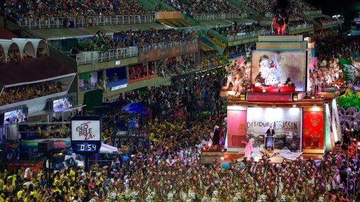 Desfile que realzó negros, indios y mujeres de Brasil vence Carnaval de Río