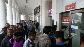 Largas filas frente a bancos y cajeros en Nueva Delhi