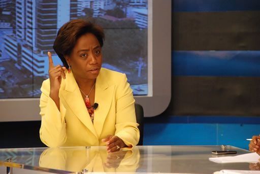 Ministra de Educación niega prohibición de trenzas en escuelas
