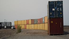 Arizona demanda a EE. UU. por contenedores en la frontera
