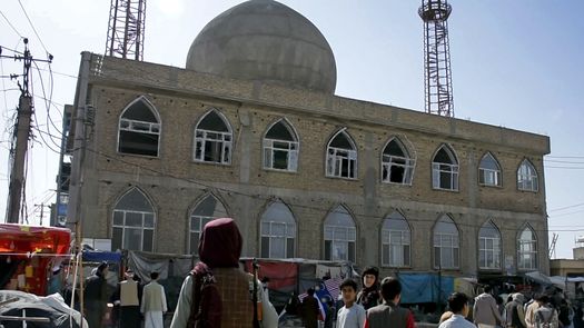 El más letal de los tres atentados del jueves en Afganistán fue en el interior de una mezquita chií en la ciudad norteña de Mazar-e-Sharif.