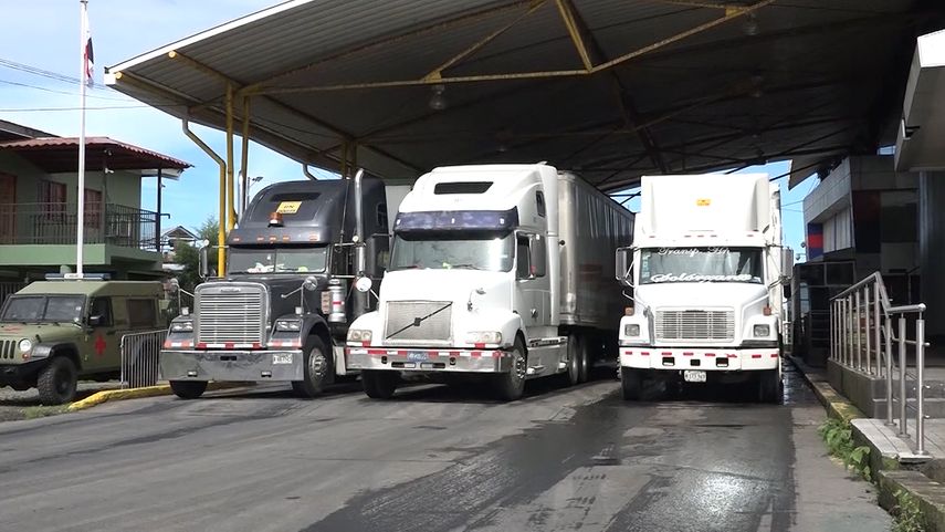 Igualmente los transportistas de carga deberán cumplir con las disposiciones establecidas por el Minsa.