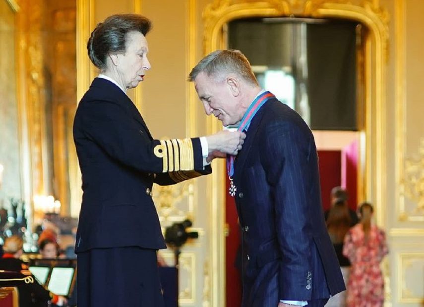 La princesa Ana entrega la condecoración a Daniel Craig.