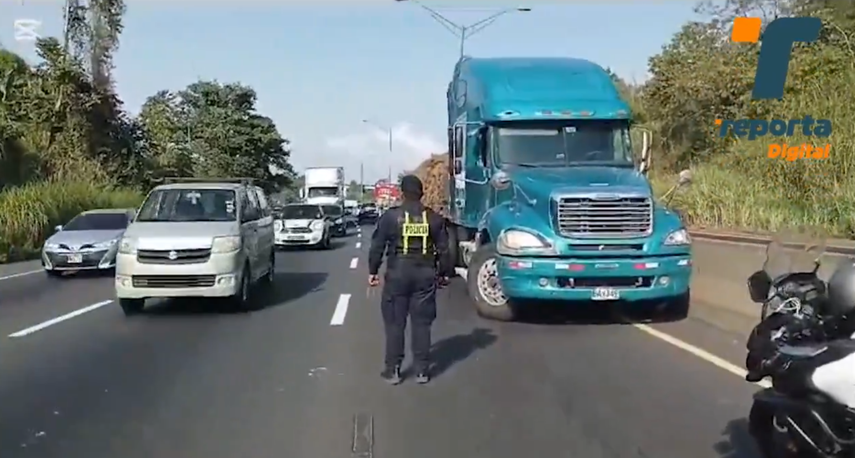 Camión errático choca y es capturado tras intentar huir