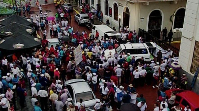 Docentes marchan a la Presidencia, exigen mayor inversión en educación