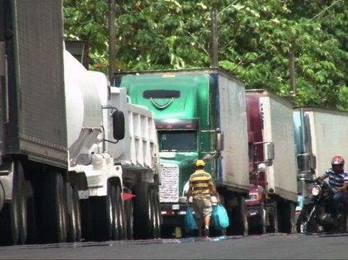 Camioneros costarricenses reabren paso por la frontera con Panamá