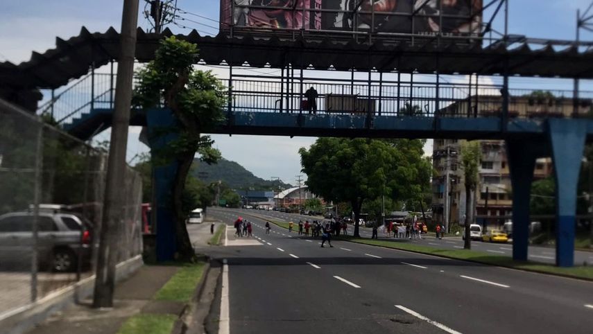 Estudiantes de la Universidad de Panamá mantienen protestas en Vía Transístmica