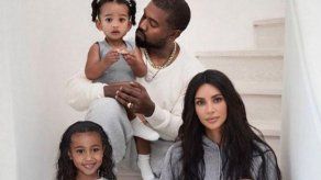 La postal navideña de Kim y Kanye sí ha sido modificada con photoshop