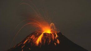 Aumentan sismos y explosiones en volcán ecuatoriano en erupción
