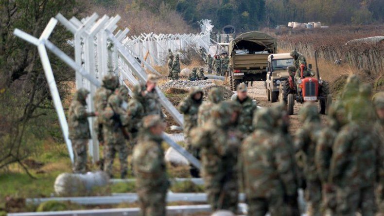 Macedonia comienza a levantar una valla de 4 kilómetros en la frontera