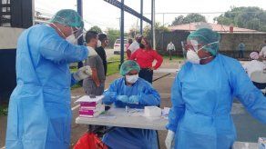 Personal de salud realiza pruebas de hisopado.