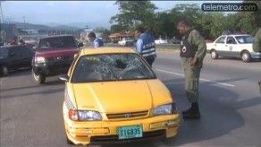 Detienen a taxista, tras atropello y chocar a varios autos