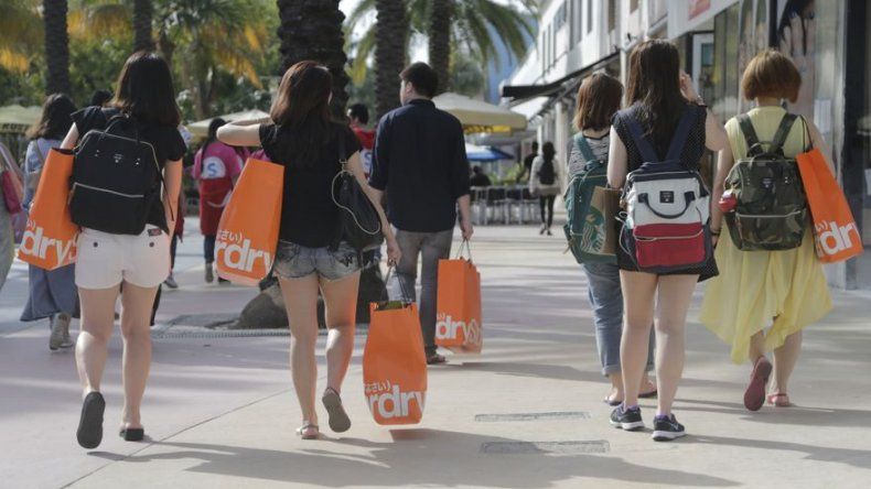Economía de EEUU crece más de lo calculado en 4to trimestre