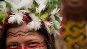 Piden a gobierno de Perú que proteja a nativos de los tours turísticos en la selva