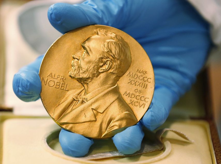 El premio Nobel de física es otorgado cada año por la Real Academia de las Ciencias de Suecia.