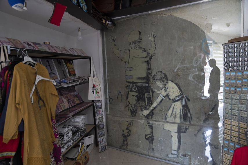 Grafiti de Banksy en Cisjordania reaparece en Tel Aviv