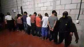 Detienen a 15 personas por fiesta que incumple prohibición por pandemia en Guatemala