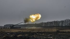 En la última fase de la guerra que comenzó Rusia hace casi 10 meses, las fuerzas de Moscú han estado atacando fuertemente la infraestructura de uso civil, como las que suministran agua y electricidad, lo que ha agravado el sufrimiento de los ucranianos a medida que llega el invierno.