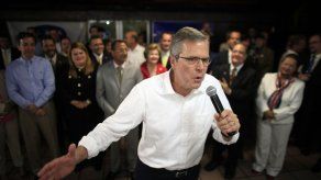 Clinton desafía a Bush con tema de inmigración