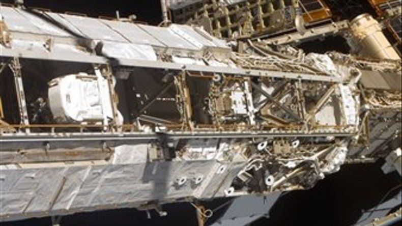 Astronautas preparan brazo robot para primer uso