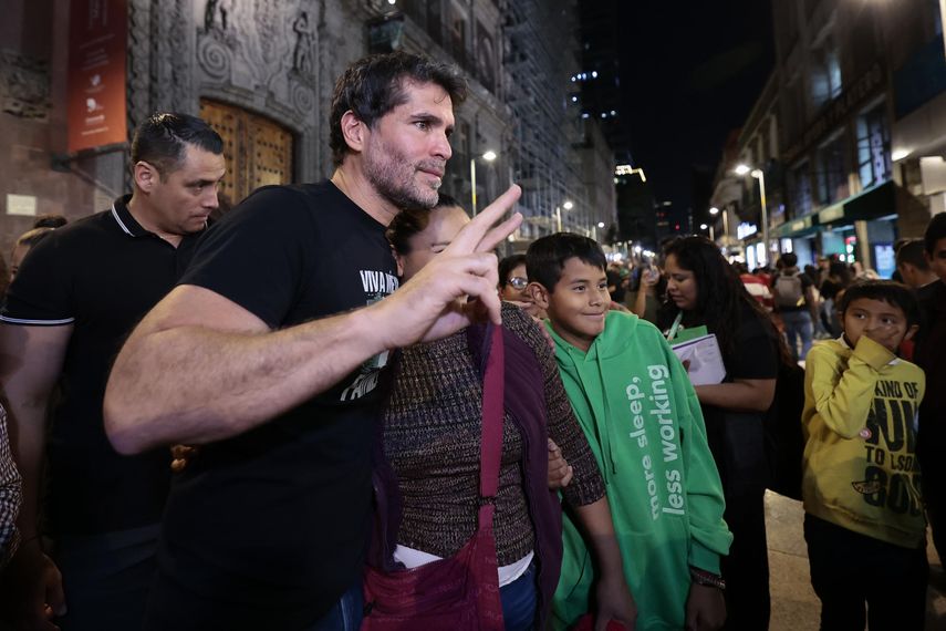 Eduardo Verástegui en la recolección de firmas en la ciudad de México. Eduardo Verástegui en la recolección de firmas en la ciudad de México.